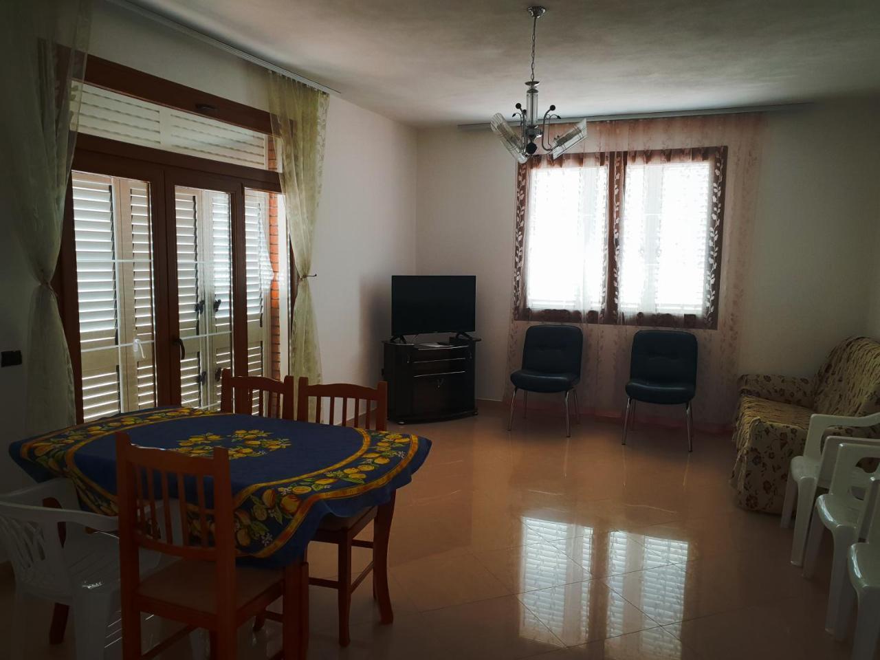 Lux Apartments Vlorë Buitenkant foto