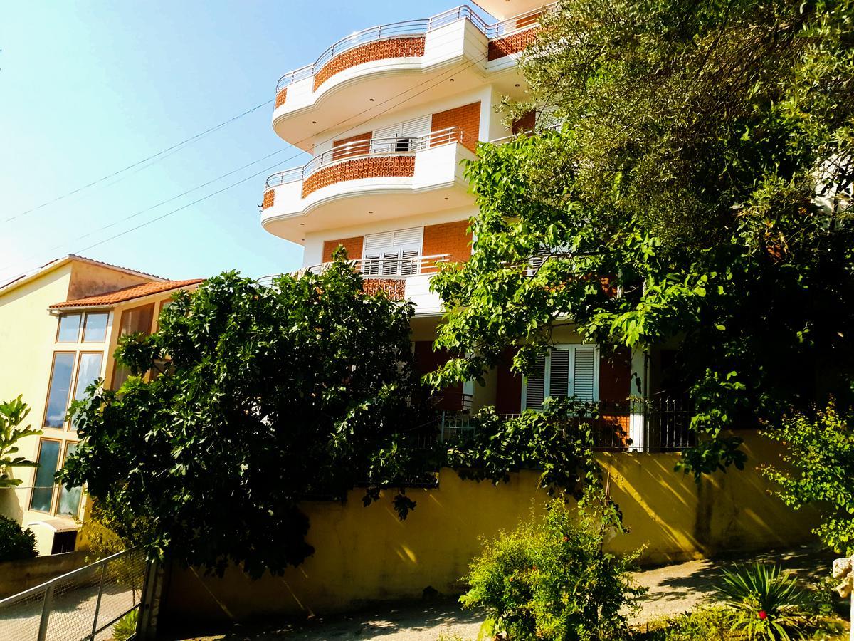 Lux Apartments Vlorë Buitenkant foto